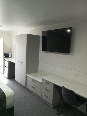Deluxe Double Room | Desk, laptop workspace, free WiFi