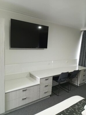 Deluxe Double Room | Desk, laptop workspace, free WiFi