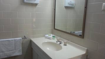 Twin Room | Bathroom | Free toiletries, hair dryer, towels, soap