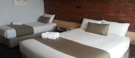 Bureau, espace de travail pour ordinateur portable, Wi-Fi gratuit