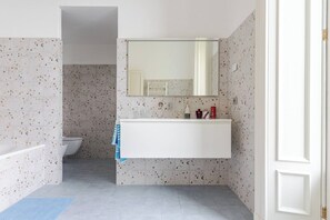 Shower, hair dryer, bidet - Villa in Argegno with 6 bedrooms sleeps 12 (Argegno)