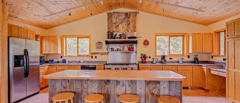 Refrigerador, microondas, horno, placa de cocina