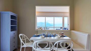 Villa, 3 Bedrooms, Terrace, Garden View | Dining room