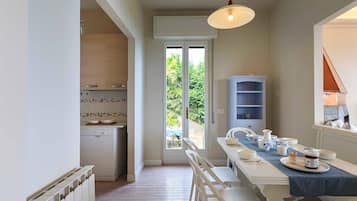 Villa, 3 chambres, terrasse, vue jardin | Salle Ă manger