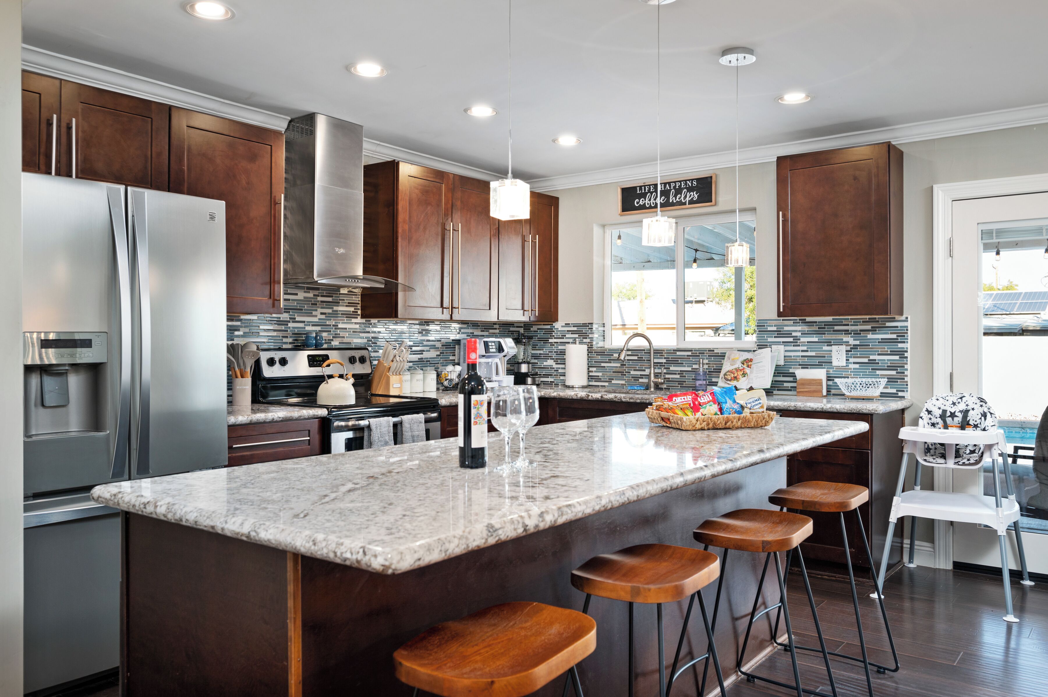 冷蔵庫、電子レンジ、オーブン、コンロ