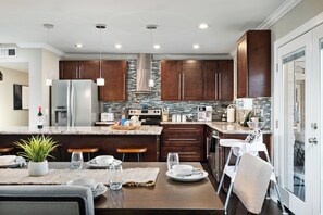 冰箱、微波炉、烤箱、炉灶