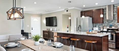 Refrigerador, microondas, horno y parrilla de estufa