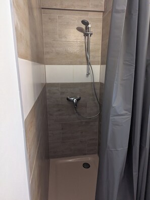 Een douche, een haardroger, handdoeken, zeep