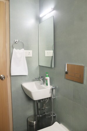 Deluxe Double Room, 1 Queen Bed, City View | Bathroom | Shower, free toiletries, hair dryer, slippers