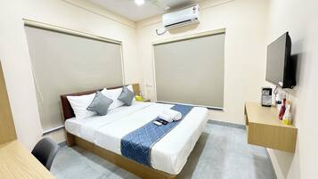 Deluxe Double Room, 1 Queen Bed, City View | In-room safe, desk, laptop workspace, soundproofing