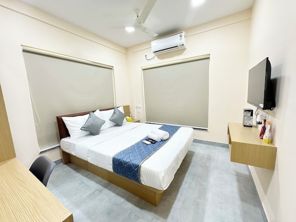 Phòng đôi Deluxe, 1 giư  ờng cỡ queen, quang cảnh thành phố | Minibar, két bảo mật tại phòng, bàn 