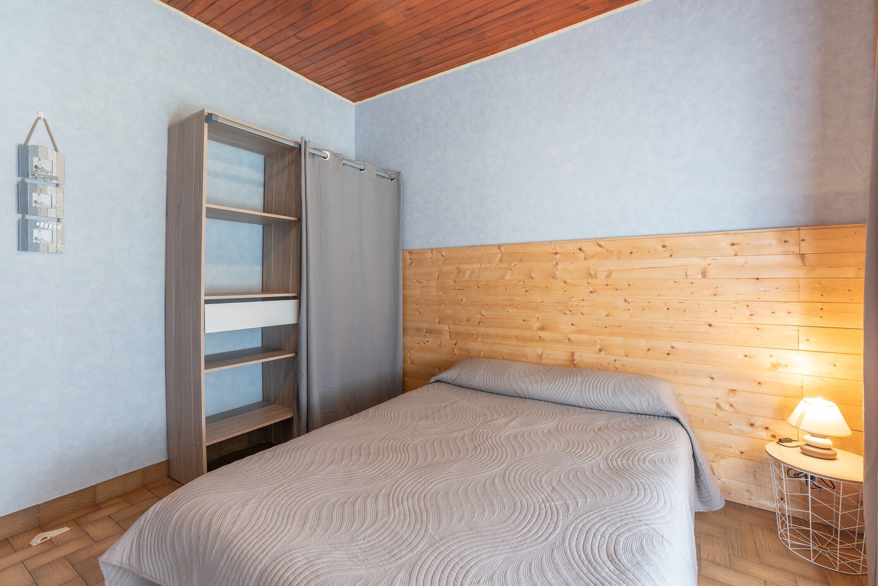 2 bedrooms, iron/ironing board, bed sheets