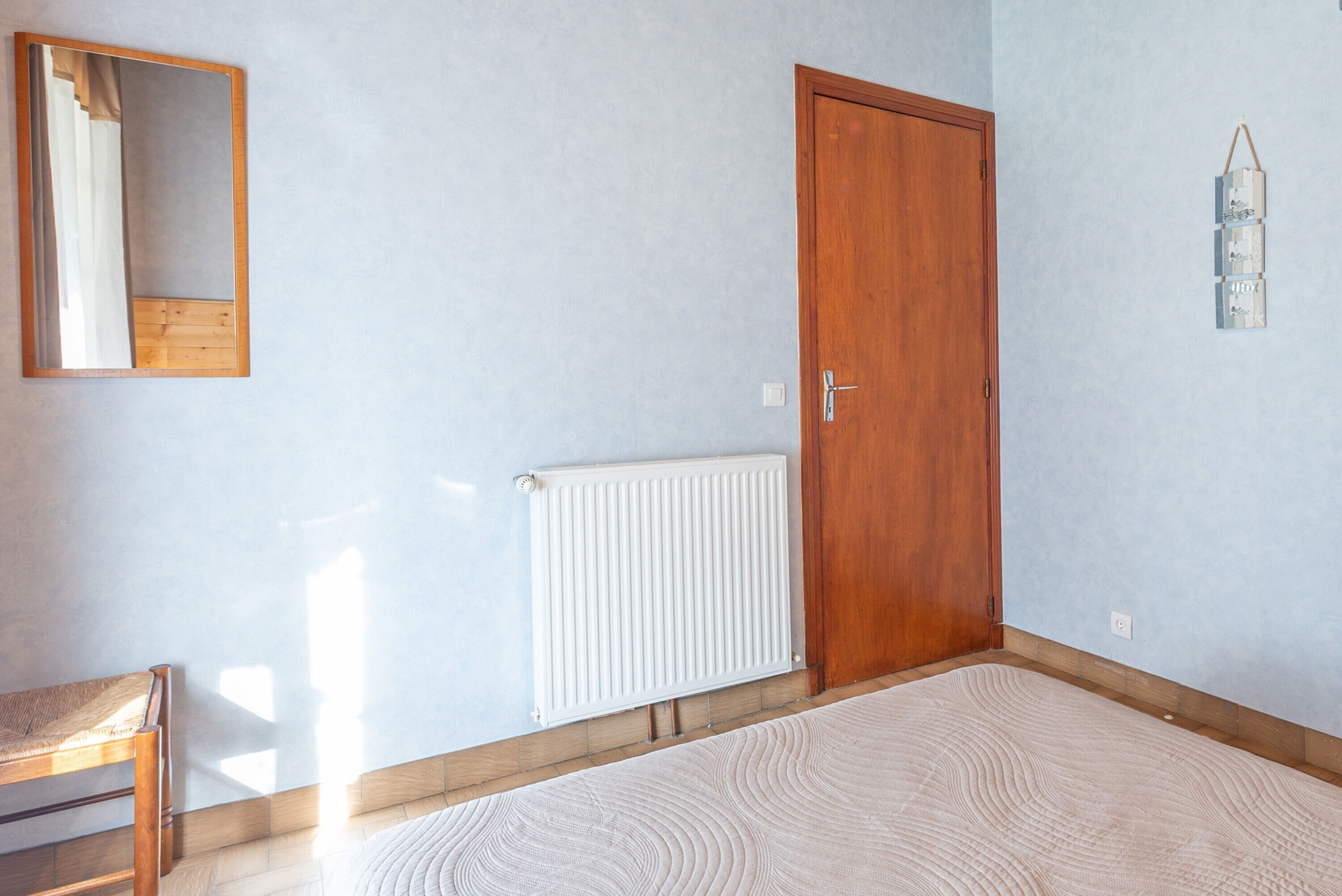 2 makuuhuonetta, silitysrauta/-lauta, vuodevaatteet