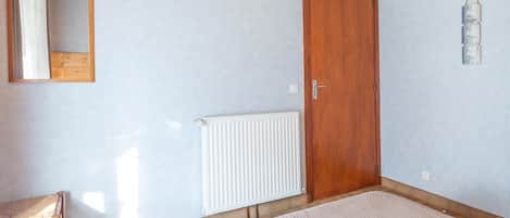 2 makuuhuonetta, silitysrauta/-lauta, vuodevaatteet