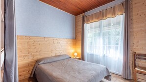 2 dormitorios, tabla de planchar con plancha, ropa de cama