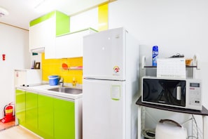 Refrigerador, microondas, arrocera, utensilios de cocina
