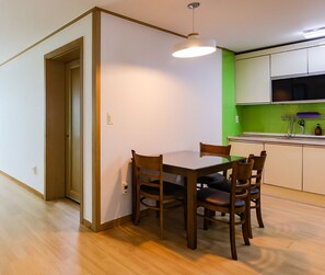 Phòng Suite dành cho gia đình | Bếp riêng | Tủ lạnh, lò vi sóng, nồi cơm, dụng cụ nấu nướng/bát dĩa/dao nĩa 