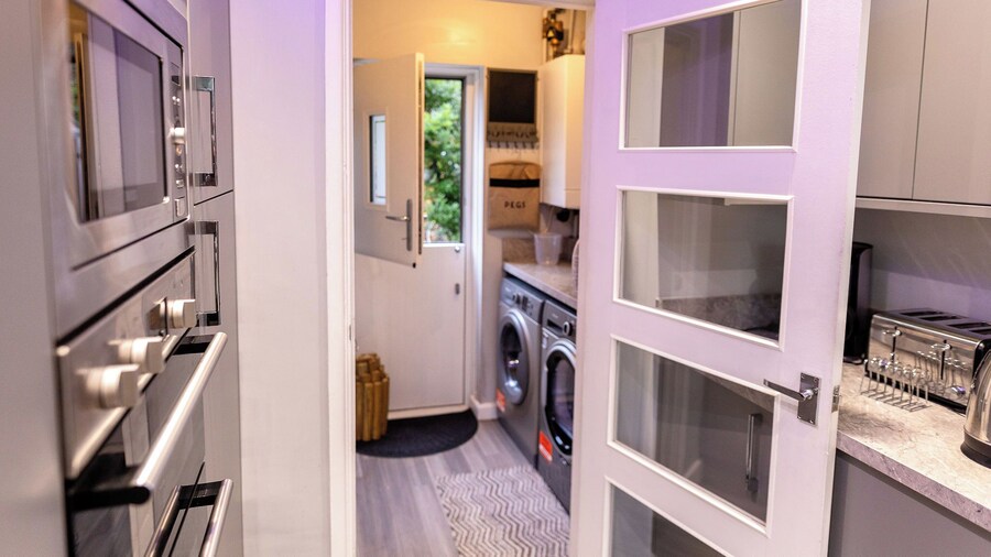 Charming 3-bedroom House in Tranquil Wythenshawe Neighborhood