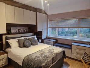 House, 3 Bedrooms, Smoking, Fireplace | 3 bedrooms - Charming 3-bedroom House in Tranquil Wythenshawe Neighborhood (Manchester)