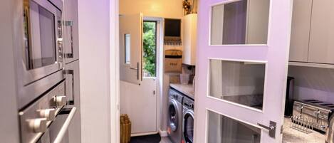 House, 3 Bedrooms, Smoking, Fireplace | Laundry