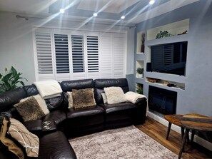 Living room - Charming 3-bedroom House in Tranquil Wythenshawe Neighborhood (Manchester)