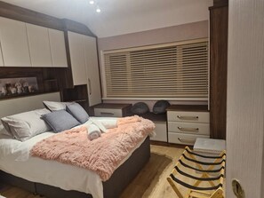 3 bedrooms - Charming Wythenshawe Home With Garden & Parking (Manchester)