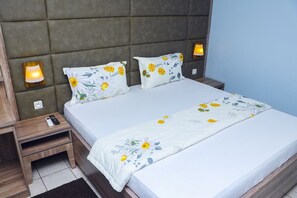 Quarto casal superior | Escrivaninha, espaço de trabalho para notebook, Wi-Fi de cortesia