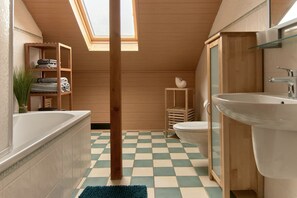 Shower, hair dryer, towels - Haus Freigeist - Apartment to local view (Thale)