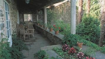 Deluxe Twin kamer, niet-roken, uitzicht op tuin | Een bureau, een laptopwerkplek