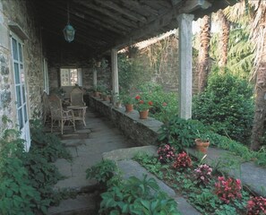 Desk, laptop workspace - Pazo de Andeade (Touro)