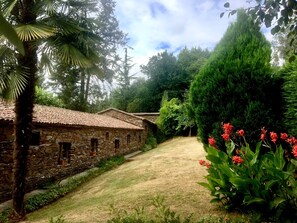 مكتب ومساحة عمل للكمبيوتر المحمول