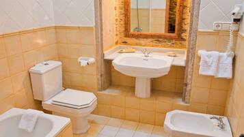 Deluxe Twin kamer, niet-roken, uitzicht op tuin | Badkamer | Handdoeken, zeep, shampoo, toiletpapier