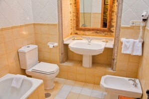 Deluxe Twin Room, Non Smoking, Garden View | Bathroom | Towels, soap, shampoo, toilet paper - Pazo de Andeade (Touro)
