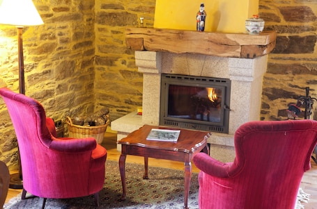 Deluxe Twin Room, Non Smoking, Garden View | Desk, laptop workspace