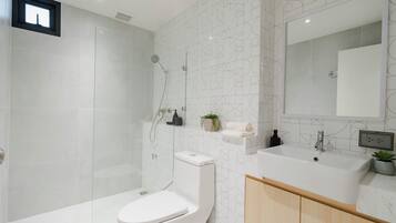 Een douche, een haardroger, handdoeken, zeep