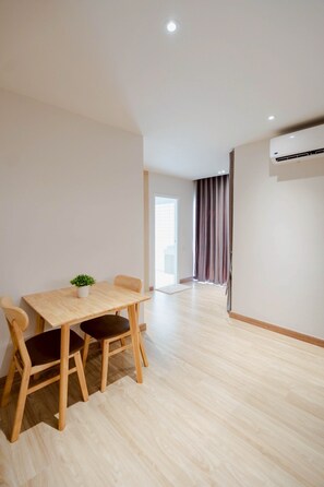 Deluxe-Doppelzimmer, Balkon, Stadtblick | Wohnbereich