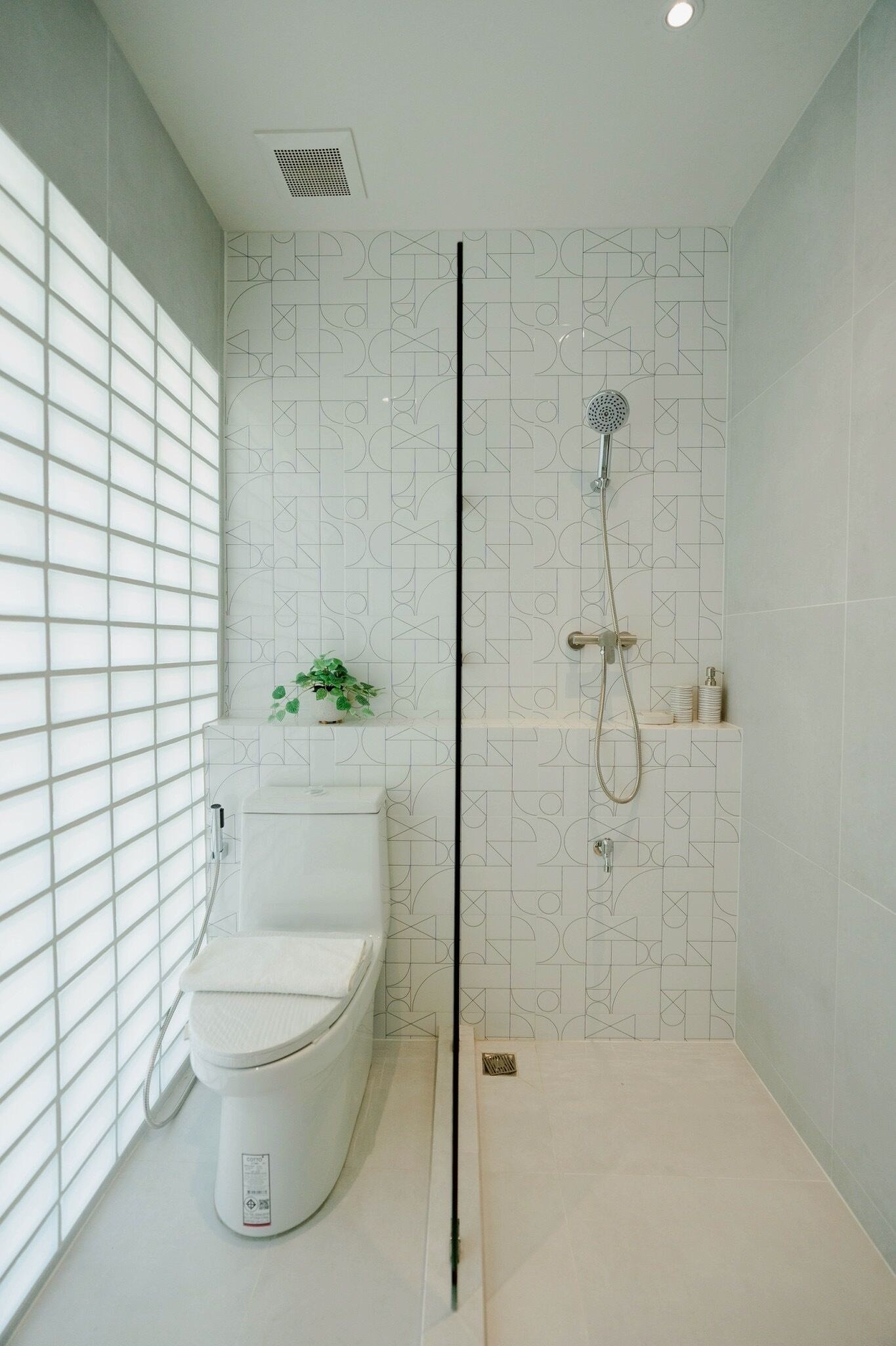 Chambre Double Deluxe, balcon, vue ville | Salle de bain | Douche, sèche-cheveux, serviettes fournies, savon