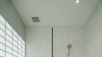 Chambre Double Deluxe, balcon, vue ville | Salle de bain | Douche, sèche-cheveux, serviettes fournies, savon