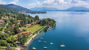 Vila, 3 quartos, varanda, vista para o jardim | Fachada