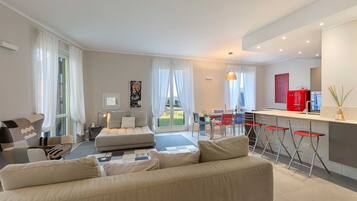 Villa, 3 habitaciones, patio, vistas al jardín | Sala de estar