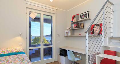 Lakefront Holiday Home