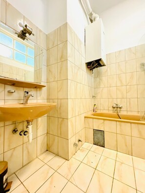 베이직 아파트 | 욕실 | 샤워기/욕조 결합, 무료 세면용품, 헤어드라이어, 타월