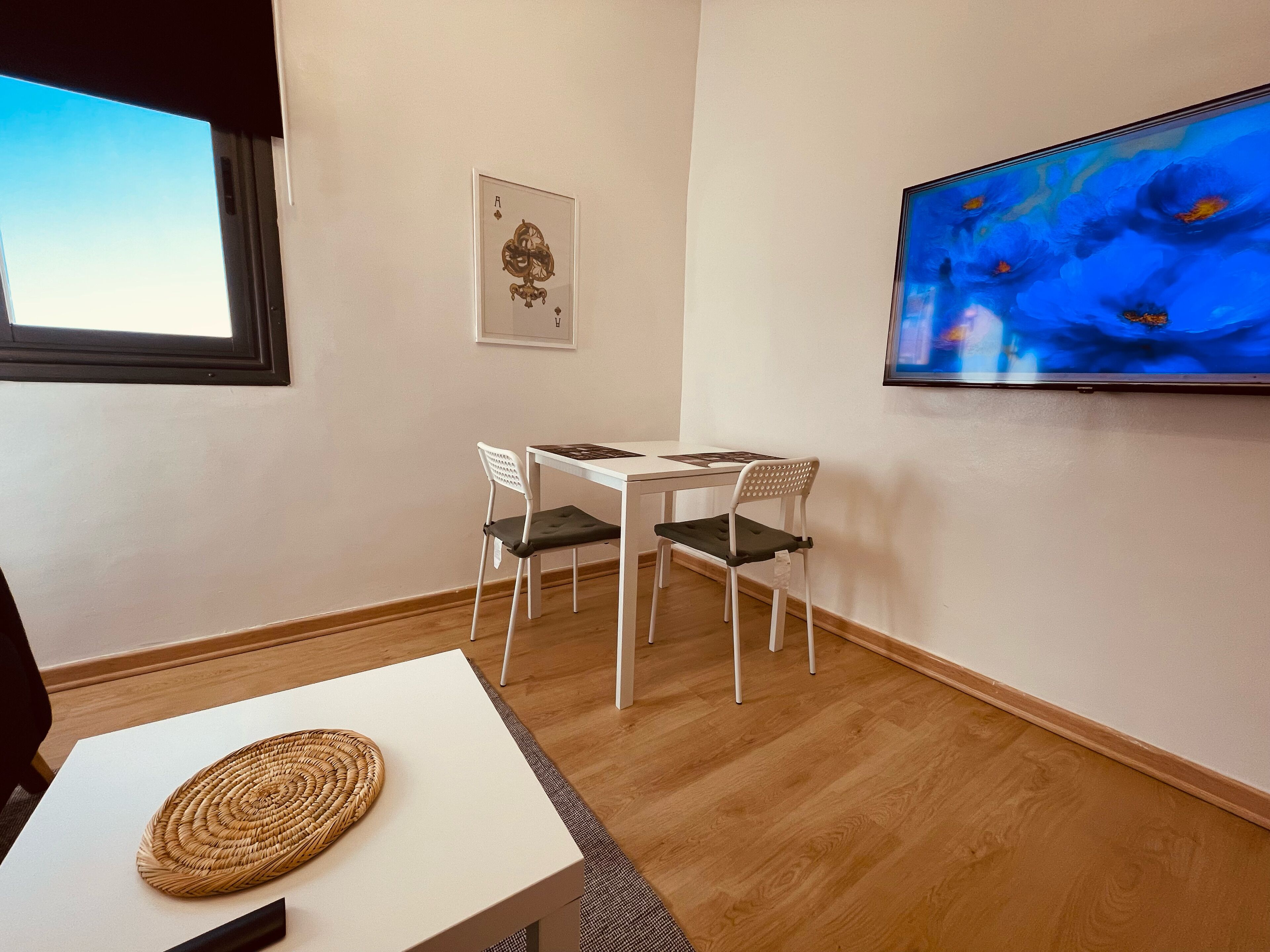 Een 47-inch smart-tv met kabelzenders