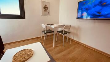Een 47-inch smart-tv met kabelzenders