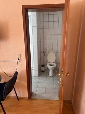 غرفة بتجهيزات أساسية