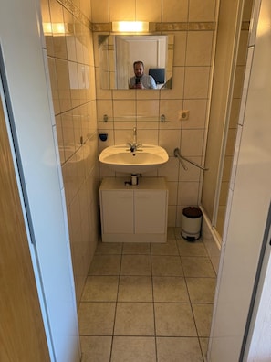 Basic Room | Bathroom