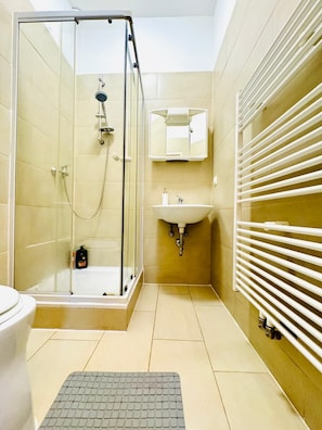 Appartamento Basic | Bagno | Doccia, set di cortesia gratuito, asciugamani, sapone