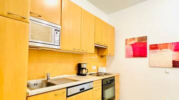 Basic Apartment | Private kitchen | Microwave, oven, stovetop, dishwasher