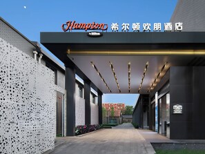 Exterior - Hampton by Hilton Beijing Nan Railway (Beijing)