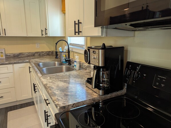 Private kitchen - Bright and Fun Bungalow Prefect for your Bloomington Stay (Bloomington)